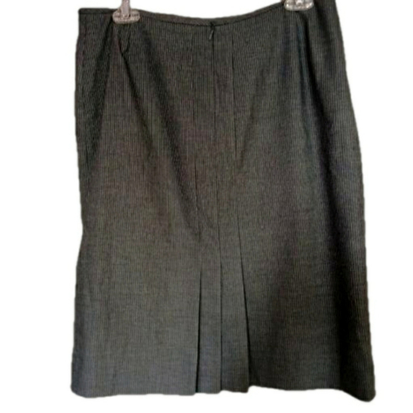 Tahari Arthur Levine Ladies Gray Pinstripe Skirt Pencil Pleat Back Size 10 - Picture 2 of 8